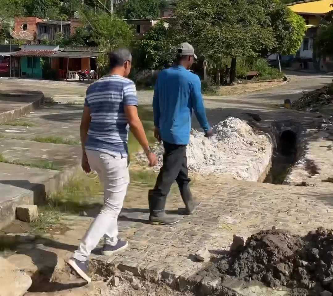 Camacã: Prefeito Paulo do Gás acompanha equipes no trabalho de limpeza e recuperação de ruas